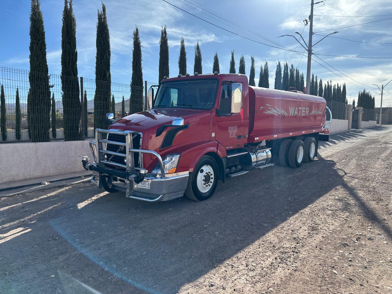Pipa de agua Volvo VNL D13